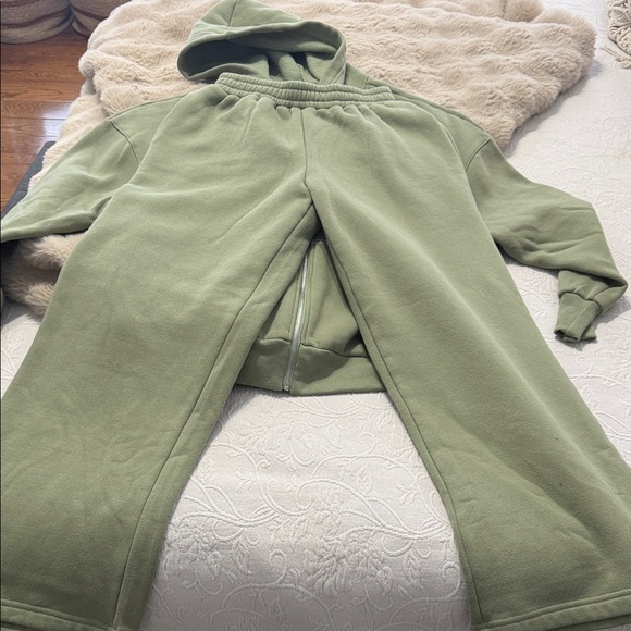 Green Edikted Embroidered Hoodie and Sweatpants Set - Picture 7 of 10